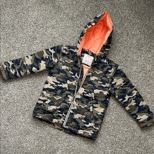 Zara Boys Camouflage Hooded Puffer Jacket with Orange Lining Size 5/6, LIKE NEW